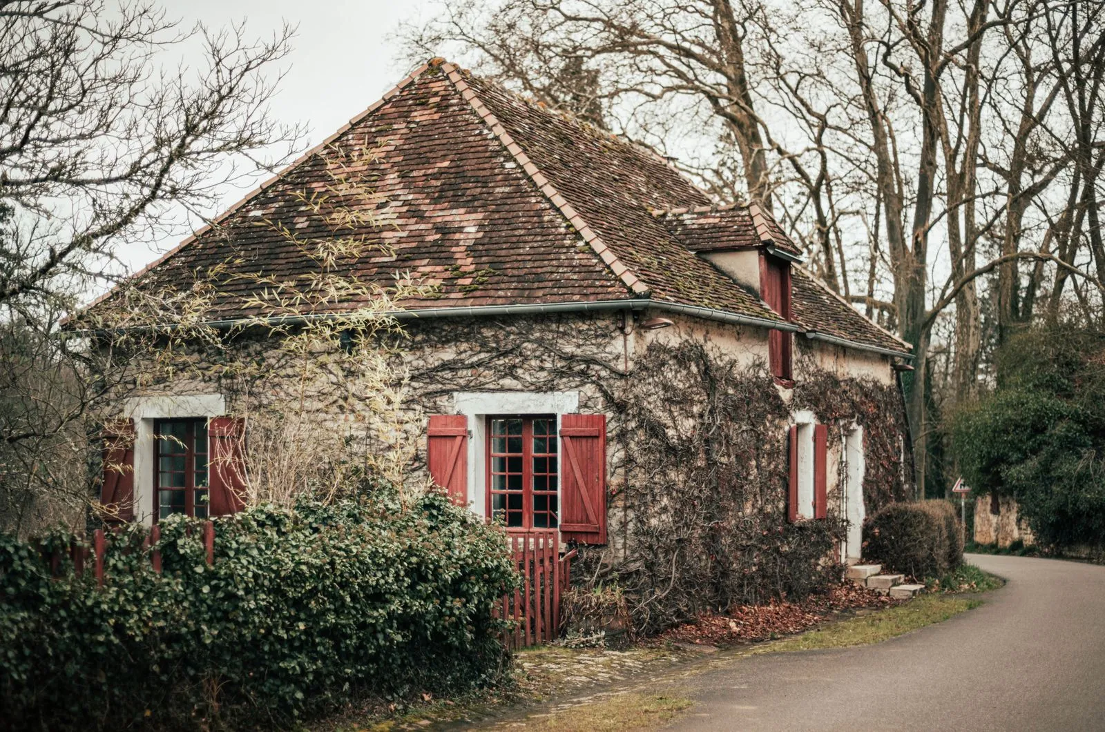 Maison ancienne en pierre rénovée, maçonnerie en pierre apparente