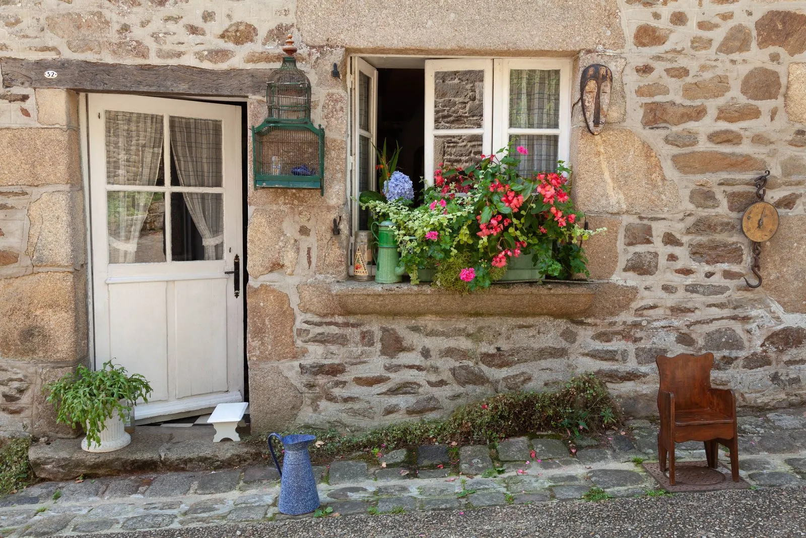Façade en pierre de granit avec encadrement de fenêtre en pierre de taille