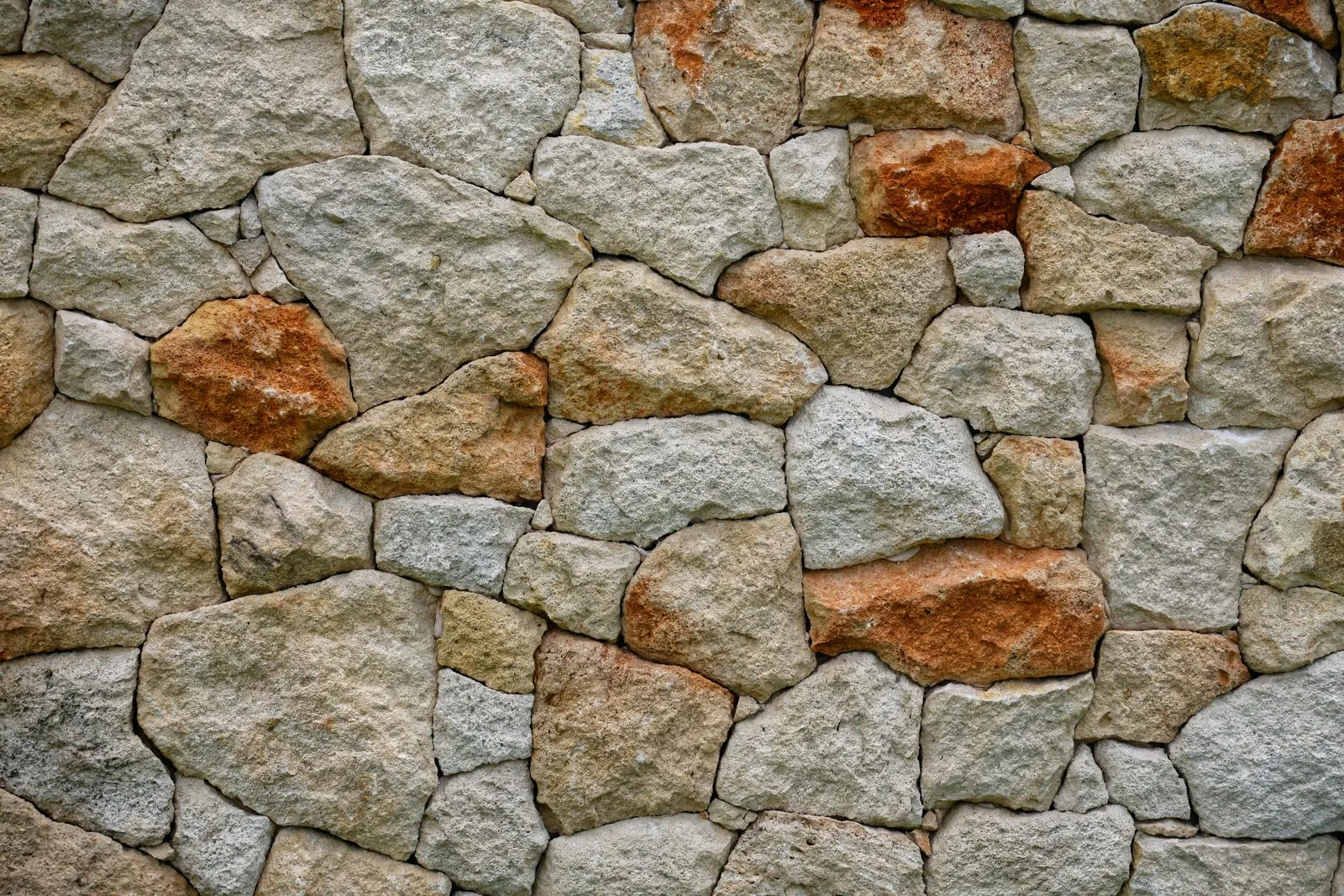 Mur en pierre apparente aux joints soignés, maçonnerie de qualité