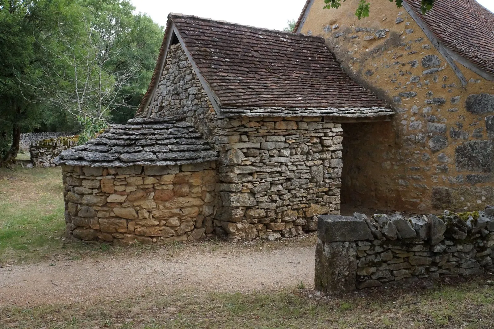 Dépendances et murets en pierre sèche, maçonnerie traditionnelle française